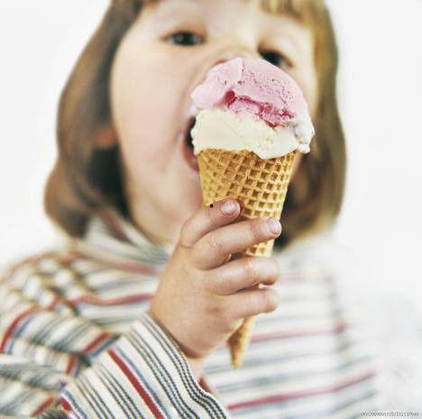 小朋友吃哈密瓜冰激凌视频,小朋友欢乐品尝哈密瓜冰激凌