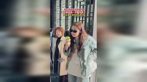 在景区吃瓜的女孩视频,女孩悠闲吃瓜成网红打卡瞬间